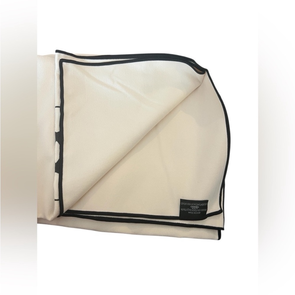 NEW-Chanel Beauté Ivory Throw with Black Emblem - Picture 6 of 13